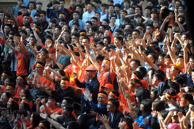 Sinh viên tập trung theo dõi bóng đá ở ký túc xá. Ảnh: Xuân Tùng.