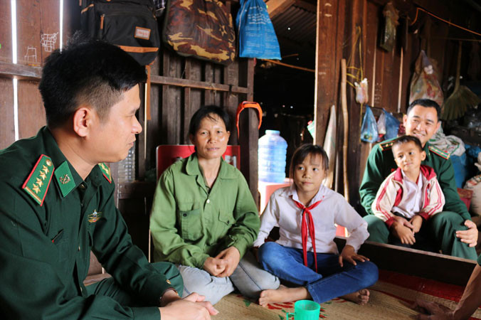 Cán bộ Ðồn Biên phòng Ea H’Leo thường xuyên thăm hỏi, giúp đỡ mẹ con chị Sách. Ảnh: N.B.