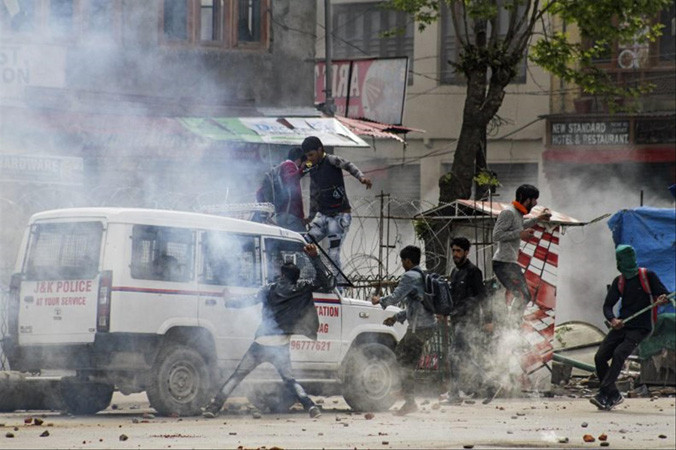 Sinh viên tấn công xe cảnh sát ở thị trấn Anantnag trong cuộc biểu tình đòi công lý cho bé gái bị hiếp và sát hại ở Kathua. Ảnh: Sameer Mushtaq.