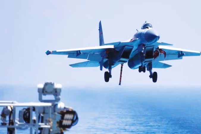 Một chiếc J-15 hoạt động trên tàu Liêu Ninh. Ảnh: SCMP.