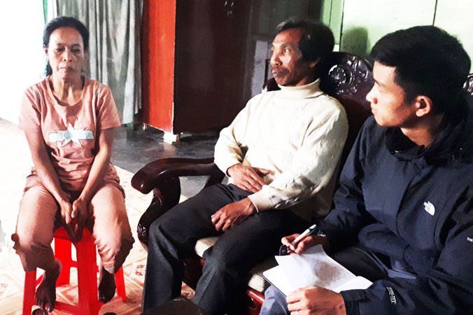 Vợ chồng anh Lơ Mu Ha Phương chua xót kể chuyện bị siết nợ đất đai.