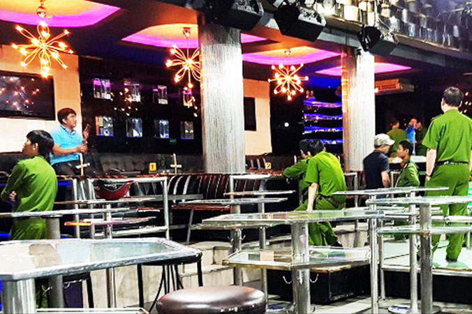 Cơ quan chức năng khám nghiệm hiện trường vụ án mạng xảy ra tại quán bar Rain. Ảnh: Kim Anh.