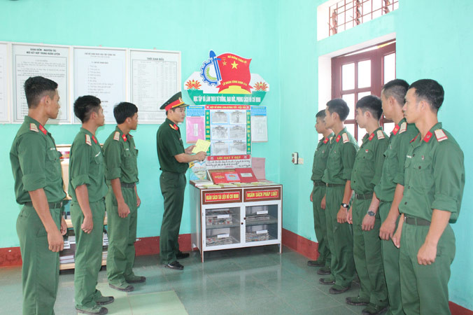 Thượng úy Trần Viết Hùng cùng các chiến sĩ bên sáng kiến “Trò chơi hành trình kiến thức”. ẢNH: PHẠM AN.