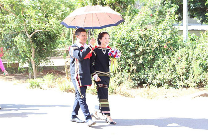Cô dâu chú rể Ê Đê trong ngày cưới.