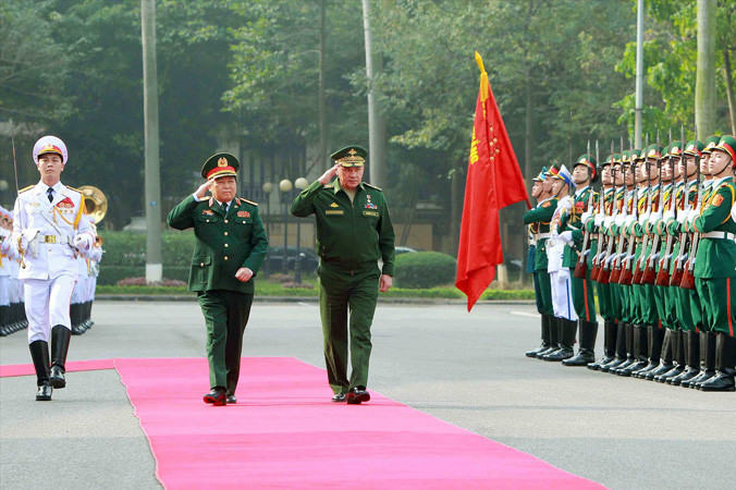 Đại tướng Quốc phòng Ngô Xuân Lịch và Bộ trưởng Bộ Quốc phòng Nga Sergey Shoygu duyệt đội danh dự. Ảnh: Xuân Tùng.