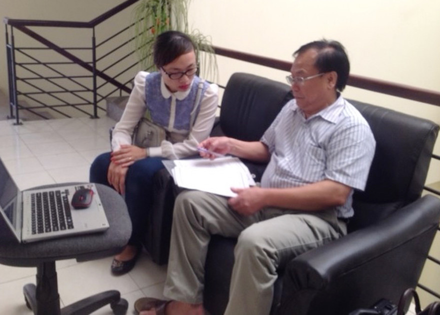 Ông Nguyễn Đức Tồn hướng dẫn nghiên cứu sinh ngoài hành lang của Viện. Ảnh Nguồn Internet 