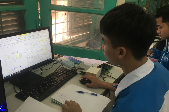 Học sinh trường CÐ nghề Cơ điện Hà Nội trong một tiết học nghề. Ảnh: Nghiêm Huê.