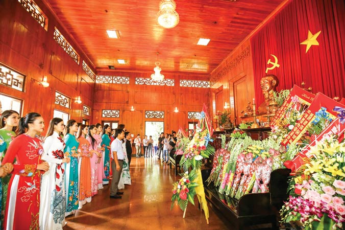 BTC Hoa hậu Việt Nam và các thí sinh vòng chung khảo phía Bắc thành kính dâng hương tưởng nhớ Chủ tịch Hồ Chí Minh tại khu di tích Kim Liên. Ảnh: Như Ý.