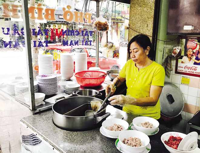 Con dâu Nguyễn Thị Thủy đang quán xuyến tiệm phở Bình.