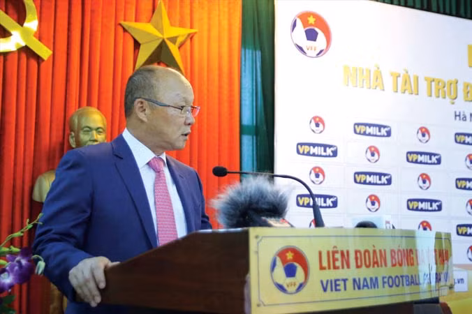 HLV Park Hang Seo nhận định các ÐTVN cần làm tốt hơn khâu thể lực vì đây là điều kiện cần cho sự phát triển. Ảnh: Anh Ngọc.