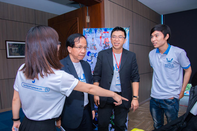 Lãnh đạo DNES trao đổi với một số starup về SURF 2018 sẽ mang lại cơ hội tiếp cận các nguồn vốn. Ảnh: NVCC.