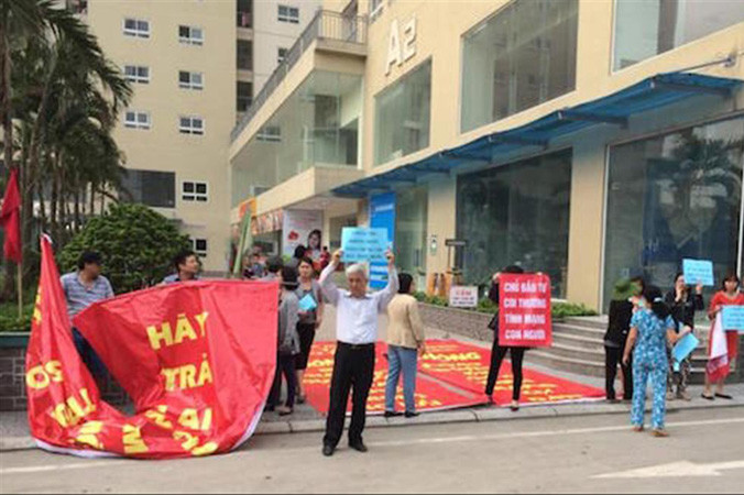 Người dân chung cư 250 Minh Khai (Hai Bà Trưng) phản đối CÐT chiếm dụng diện tích chung để kinh doanh.