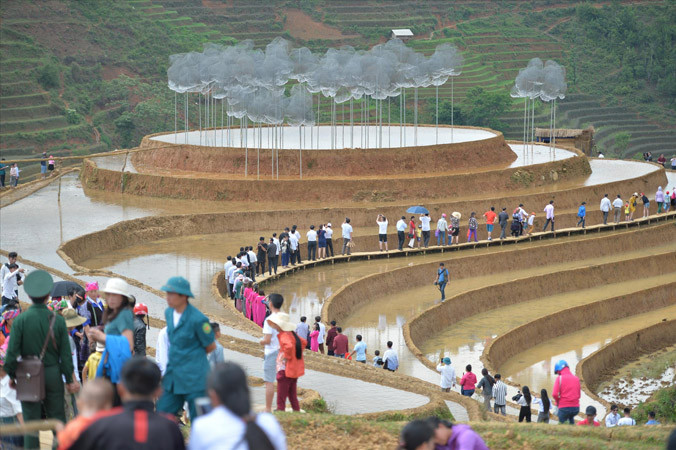 Nhiều du khách không ngại bỏ 30 nghìn đồng mua vé xem Mây pha lê.