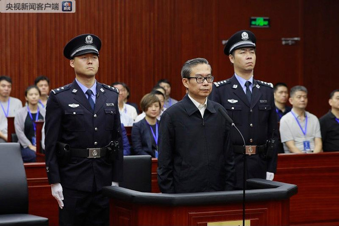 Trần Thụ Long trước vành móng ngựa.