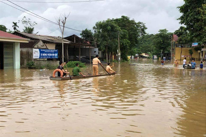 Công an cứu trợ ở thị trấn Cành Nàng, huyện Bá Thước, tỉnh Thanh Hóa.
