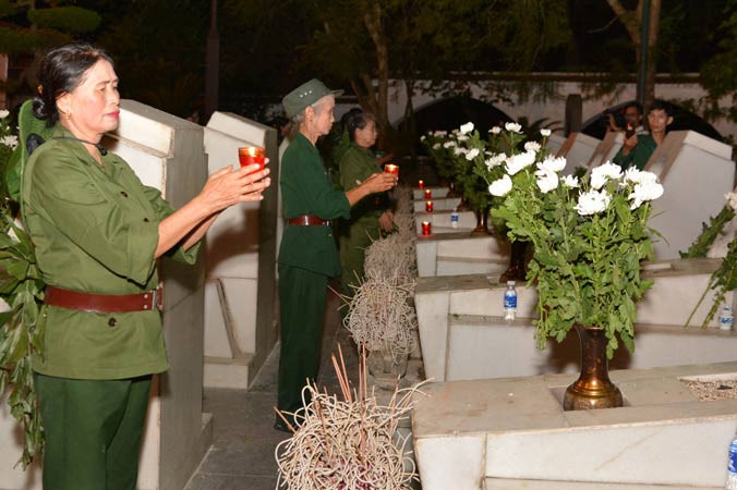 Cứ đến ngày giỗ hằng năm, những đồng đội của 10 nữ liệt sỹ lại đến khu mộ thắp nhang và hát cho các chị nghe. Ảnh: M.T.