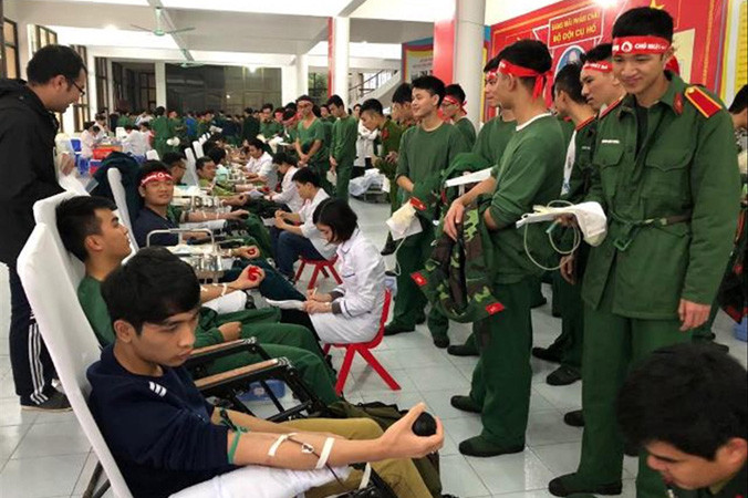 Đông đảo học viên, chiến sĩ xếp hàng chờ hiến máu.