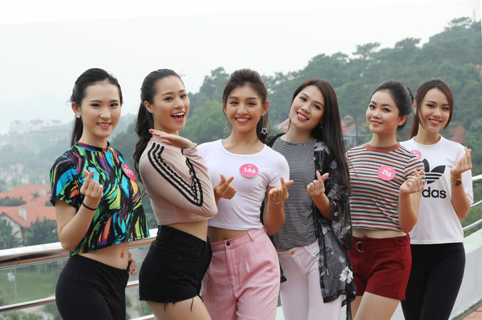 Các thí sinh tham gia chung kết toàn quốc HHVN háo hức trước phần thi Người đẹp Thể thao diễn ra trên đảo Tuần Châu. Ảnh: Hồng Vĩnh
