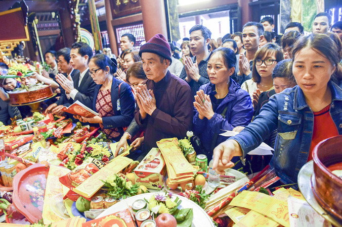 Chùa Hương ngày khai hội. Ảnh: PV.