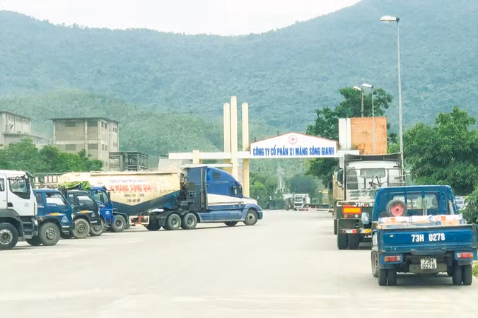 Xe bồn chở tro bay của Công ty Lê Nam thường xuyên vào ra cổng Nhà máy Xi măng Sông Gianh.