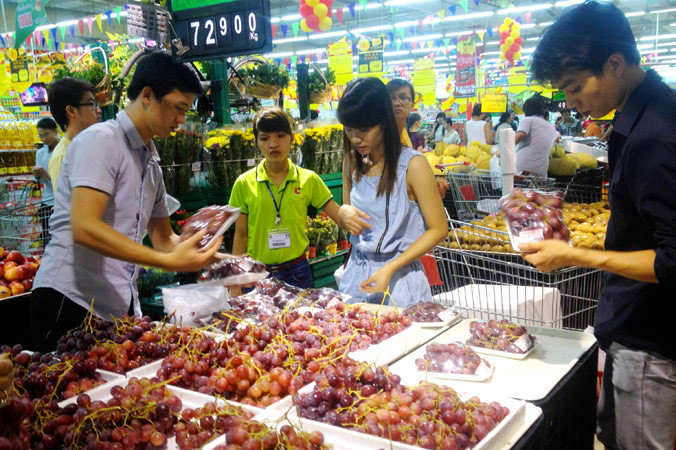 Đưa ra dự thảo nghị định quy định cả về hoạt động khuyến mãi, bán hàng giảm giá liệu đó có phải là một hình thức của giấy phép con? Ảnh: Ngọc Châu.