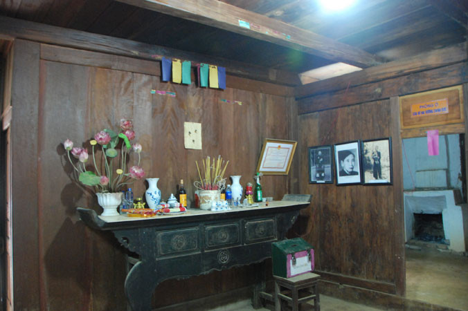 Bàn thờ trong Nhà Vương.