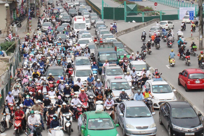 Đã chậm gần 3 năm và gây tắc đường liên miên nhưng dự án mở rộng đường Vành đai 2 qua Trường Chinh vẫn mịt mù ngày về đích. 