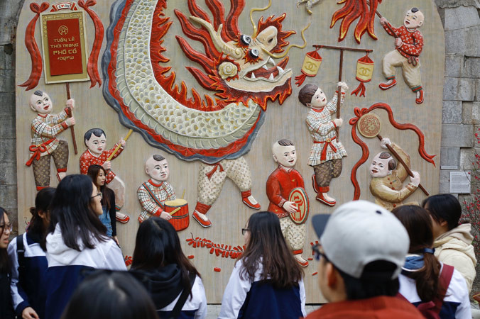 Bích họa Phùng Hưng gây dư luận trái chiều. Ảnh: Như Ý.