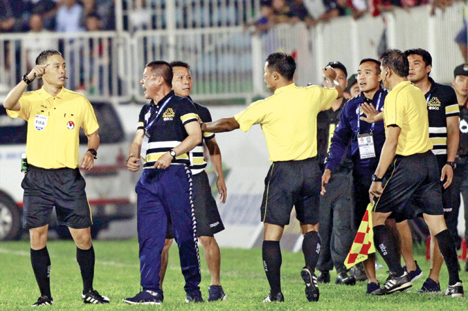 Các đội bóng Việt Nam có xu hướng phản ứng mạnh quyết định của trọng tài gây bất lợi cho đội bóng của mình. Ảnh: Tuấn Phạm.