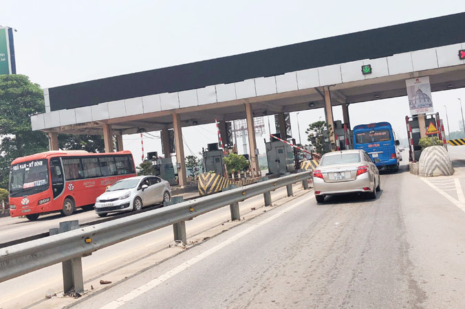 Trạm thu phí Bắc Thăng Long - Nội Bài vẫn hoạt động nhộn nhịp sau 8 năm Hà Nội đề nghị dỡ bỏ.