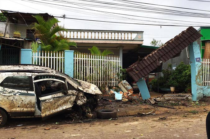 Vụ tai nạn tông sập cổng nhà dân.