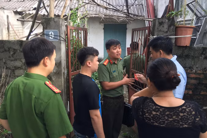 Công an khám xét nơi ở của bị can Ðỗ Mạnh Tuấn, Phó hiệu trưởng trường THPT - THCS dân tộc nội trú huyện Lạc Thủy. Ảnh: Nguyễn Hoàn.