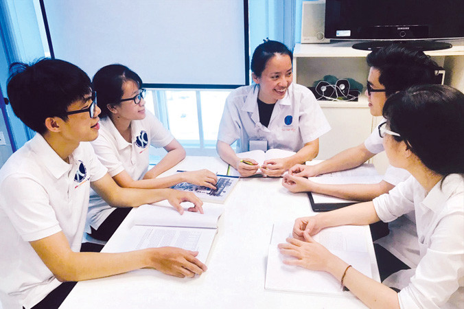 TS Vũ Bích Ngọc (giữa) đang trao đổi chuyên môn với các đồng nghiệp trong Viện Tế bào gốc. Ảnh: Đ.D.