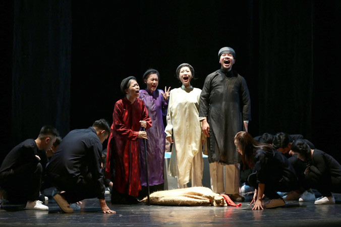 “Quẫn” của Lộng Chương hồi sinh tại Nhà hát Lớn với phong cách biểu hiện ước lệ.