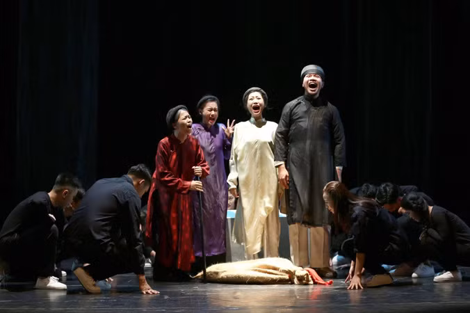 “Quẫn” của Lộng Chương hồi sinh tại Nhà hát Lớn với phong cách biểu hiện ước lệ.