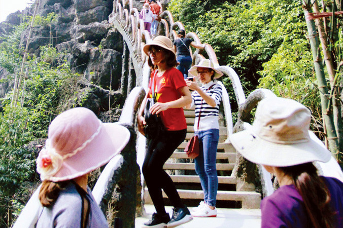 Đoàn thanh tra liên ngành tỉnh Ninh Bình xem xét toàn diện vi phạm tại núi Cái Hạ, Tràng An. Ảnh: Minh Đức.