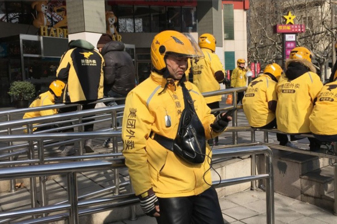 Những người vận chuyển đồ ăn tại Thượng Hải được trả lương cao hơn ngày thường. Ảnh: Mandy Zuo.