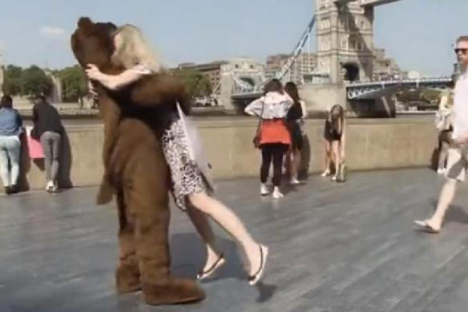 “Gấu nâu Nga” xuất hiện ở Anh.