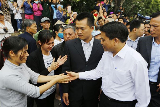 Tháng 4/2017, Chủ tịch UBND TP Hà Nội Nguyễn Ðức Chung (áo trắng) tiếp xúc với người dân Ðồng Tâm, Mỹ Ðức (Hà Nội) đã “hạ nhiệt” những bức xúc của người dân nơi đây. Ảnh: Như Ý.