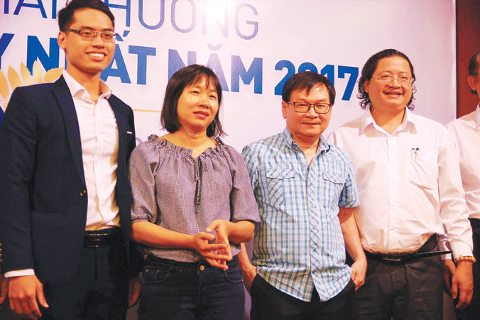 Các tác giả đoạt giải best-seller (từ trái qua): Đại diện cho tác giả Tony Buổi Sáng, nhà văn Nguyễn Ngọc Tư, nhà văn Nguyễn Nhật Ánh… và ông Nguyễn Minh Nhựt (Giám đốc kiêm Tổng biên tập NXB Trẻ - đơn vị trao giải thưởng).