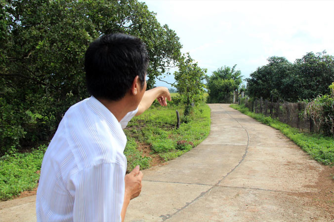 Ðường bê tông thôn 1 làm đến tận nhà ông Hạnh ở cuối con đường này.