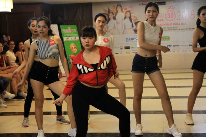 Biên đạo Huỳnh Mến dạy thí sinh Hoa hậu chung khảo phía Bắc những vũ đạo đầu tiên. Ảnh: N.M.Hà.