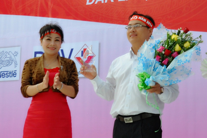 Anh Mai Tiến Hùng nhận cúp pha lê Chủ Nhật Đỏ.