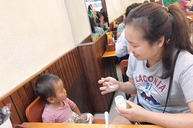 Bé Pang được mẹ Phương chăm sóc.