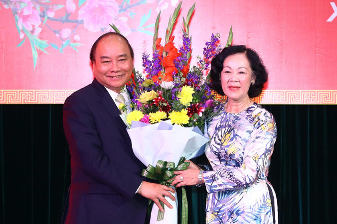 Thủ tướng Nguyễn Xuân Phúc tặng hoa đồng chí Trương Thị Mai, Ủy viên Bộ Chính trị, Bí thư Trung ương Đảng, Trưởng Ban Dân vận Trung ương tại buổi gặp mặt sáng 22/2. Ảnh: TTXVN.