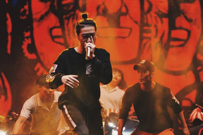 Trung trên sân khấu. Ảnh: Thuận Thu.