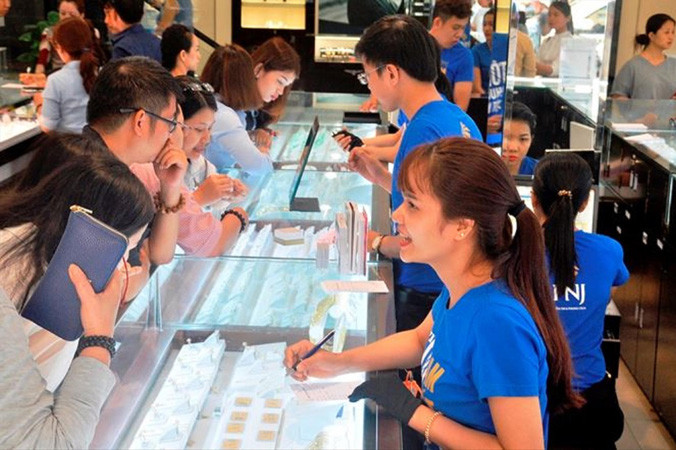 Nhộn nhịp mua sắm vàng ngày thần Tài.