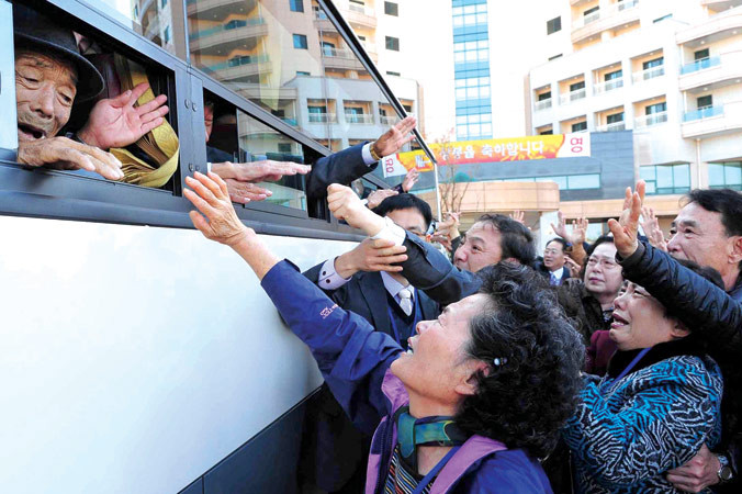 Các cuộc gặp luôn đầy nước mắt. Ảnh: NBC News.