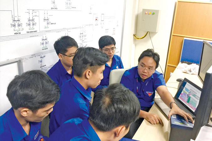 Lê Duy Phúc (đeo kính, ngoài cùng bên phải) tích cực tham gia các hoạt động lan tỏa cảm hứng sáng tạo, cống hiến cho các bạn trẻ. Ảnh: NVCC.