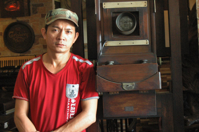 Anh Trường bên chiếc máy ảnh đầu thế kỷ 20.